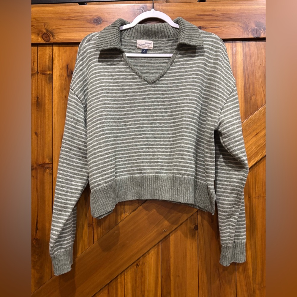 Universal Threads cropped vneck sweater. Size XL